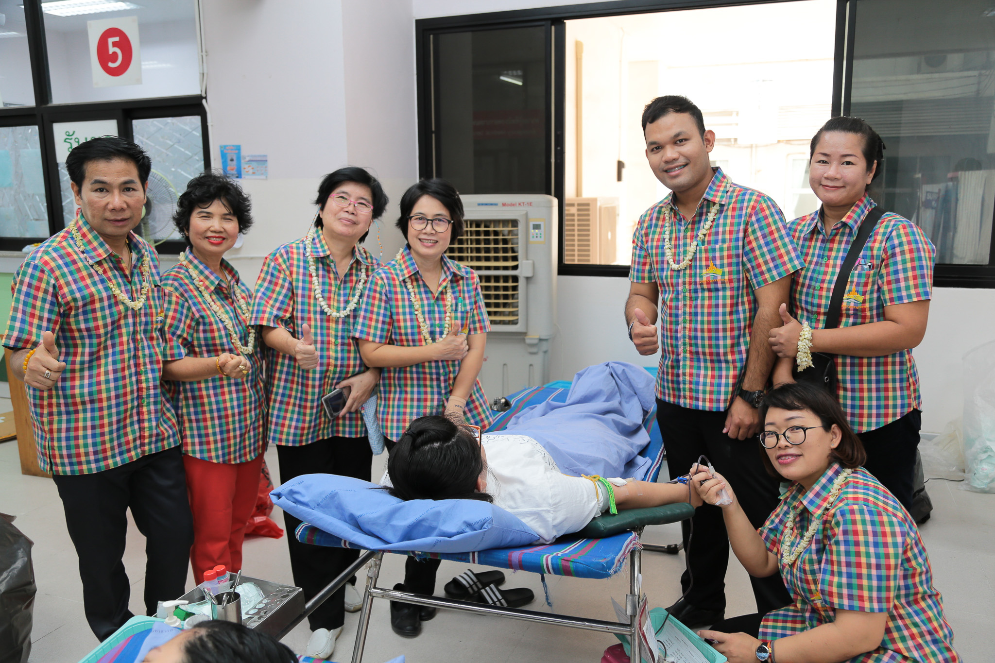 จนท.โรงพยาบาลมหาสารคาม ทำบุญบริจาคโลหิตรับปีใหม่ไทย