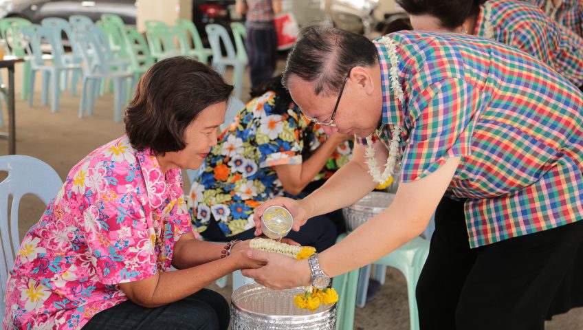 โรงพยาบาลมหาสารคาม จัดงานสงกรานต์บ้านเฮา สืบสานประเพณีวัฒนธรรม