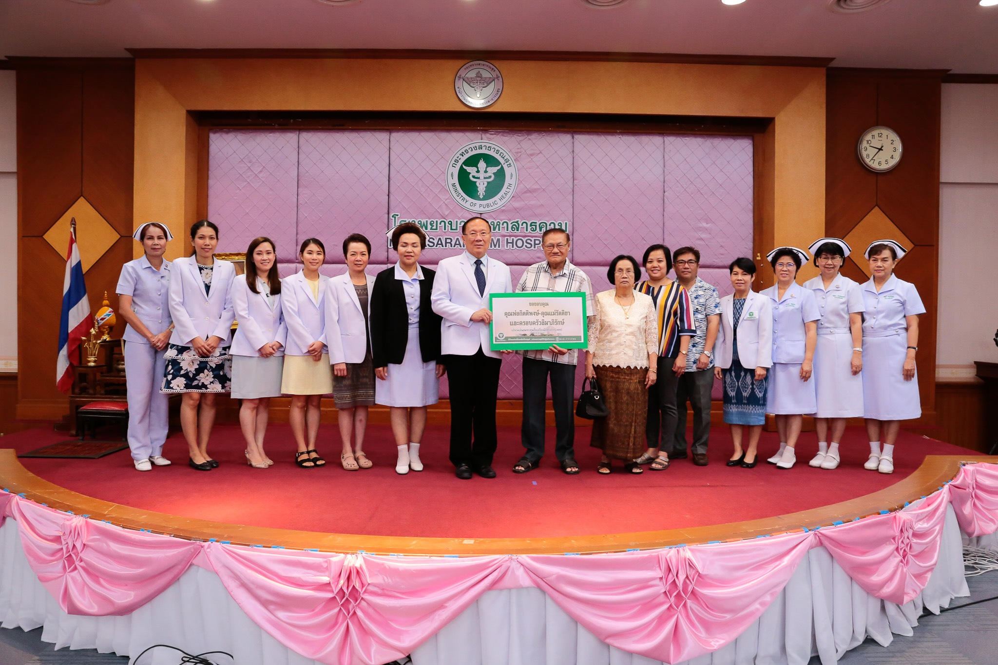 คุณพ่อกิตติพงษ์-คุณแม่รัตติยา พร้อมครอบครัวลิมาภิรักษ์ บริจาคเงิน 100,000 บาท สมทบทุนจัดซื้อเครื่องมือทางการแพทย์ ให้โรงพยาบาลมหาสารคาม 